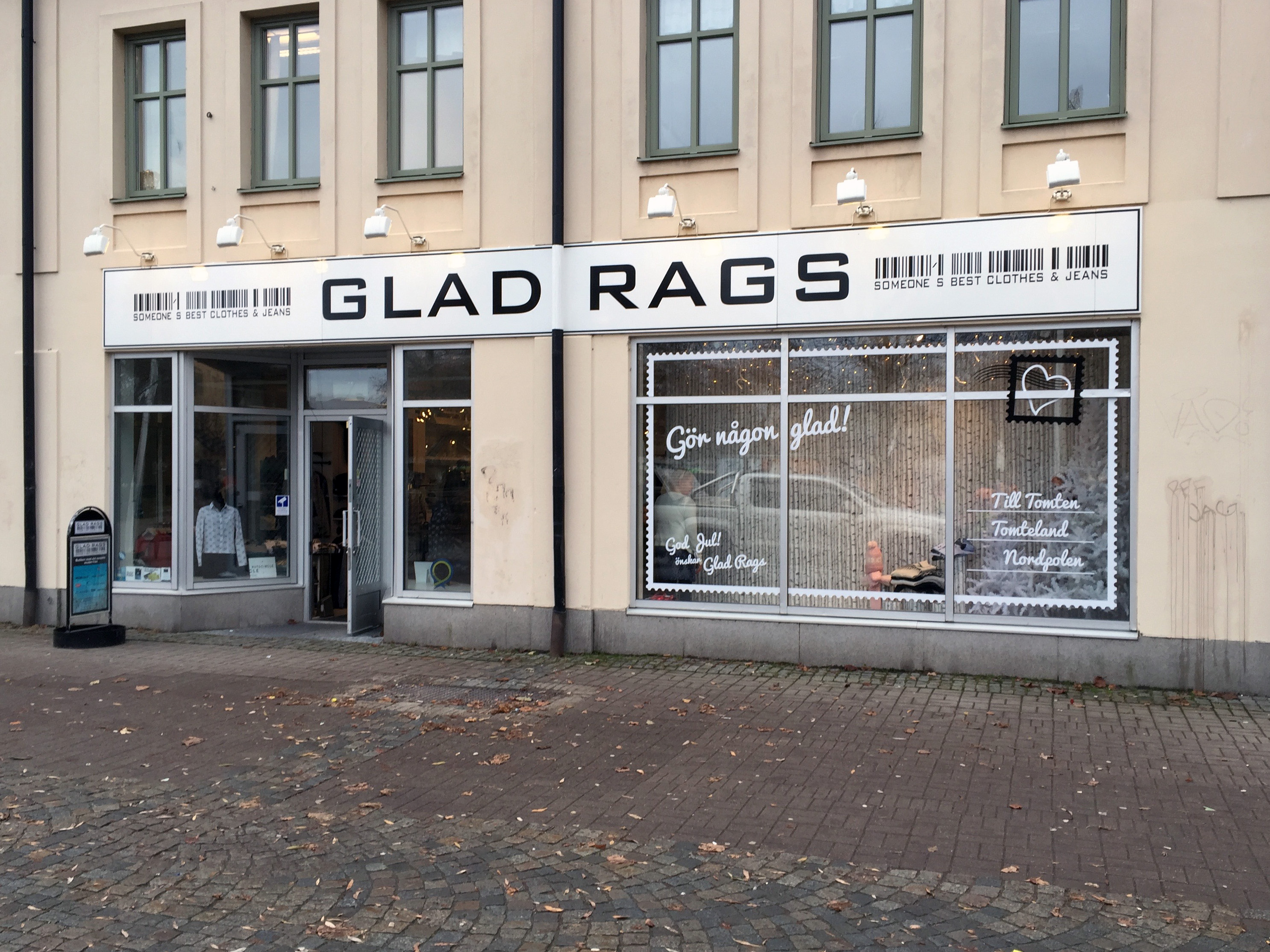Skylt samt skyltfönster klädbutiken Glad Rags, Katrineholm